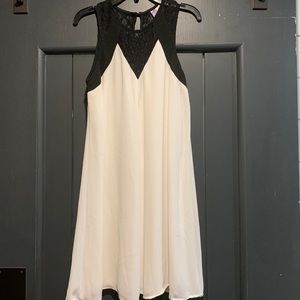 Alya Breanna Sleeveless Lace Dress